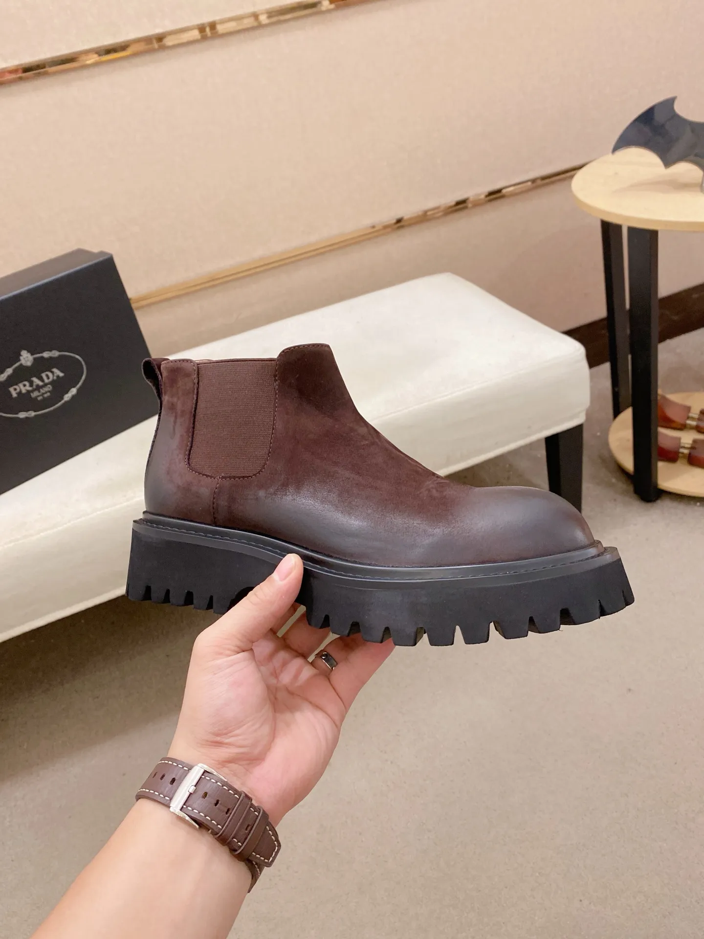 Factory price 580💰 The new PRADA (Prada) counters are launched simultaneously, new men's shoes, 😘fabrics are selected from cowhide. Lining: Full sheepskin lining. 👍🏿 High-end ☄️ air-cushion molded anti-slip rubber outsole, exquisite lines, simple and elegant, comfortable and high-end for leisure travel. Number of yards: 38 to 44. Can be ordered for 45 non-refundable
